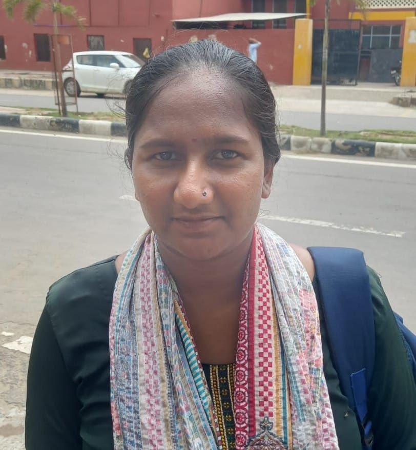 अंबाला छावनी के फारुखा खालसा स्कूल में बनाए गए परीक्षा केंद्र से बाहर निकलते परीक्षार्थी। संवाद अंबाला छावनी के फारुखा खालसा स्कूल में बनाए गए परीक्षा केंद्र से बाहर निकलते परीक्षार्थी। संवाद