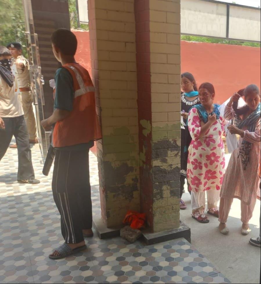 अंबाला छावनी के फारुखा खालसा स्कूल में बनाए गए परीक्षा केंद्र से बाहर निकलते परीक्षार्थी। संवाद अंबाला छावनी के फारुखा खालसा स्कूल में बनाए गए परीक्षा केंद्र से बाहर निकलते परीक्षार्थी। संवाद