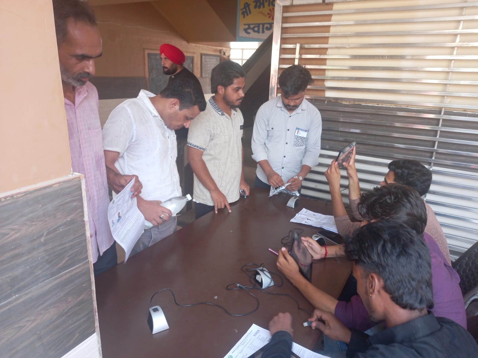 अंबाला छावनी के फारुखा खालसा स्कूल में बनाए गए परीक्षा केंद्र से बाहर निकलते परीक्षार्थी। संवाद अंबाला छावनी के फारुखा खालसा स्कूल में बनाए गए परीक्षा केंद्र से बाहर निकलते परीक्षार्थी। संवाद