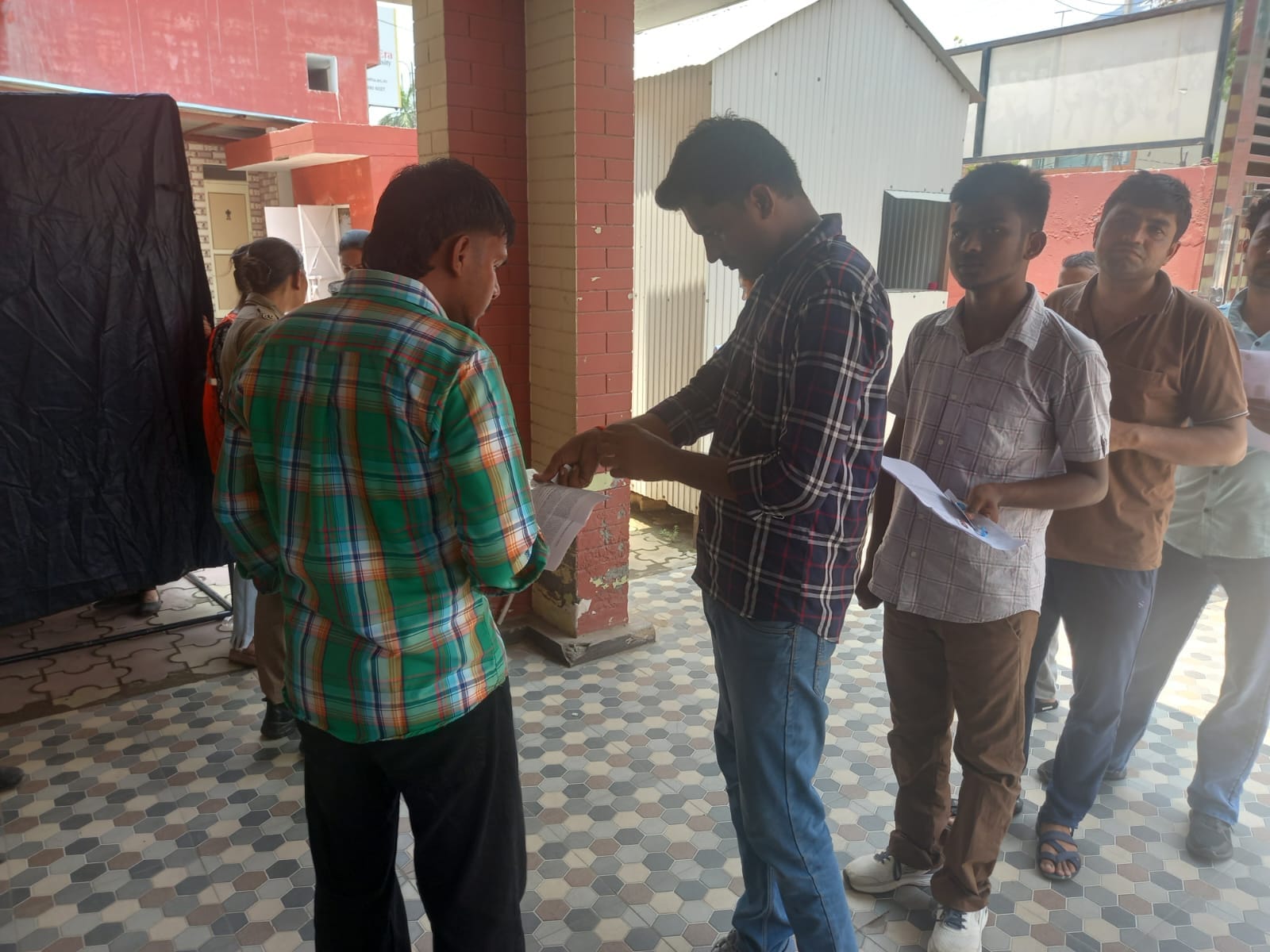 अंबाला छावनी के फारुखा खालसा स्कूल में बनाए गए परीक्षा केंद्र से बाहर निकलते परीक्षार्थी। संवाद अंबाला छावनी के फारुखा खालसा स्कूल में बनाए गए परीक्षा केंद्र से बाहर निकलते परीक्षार्थी। संवाद