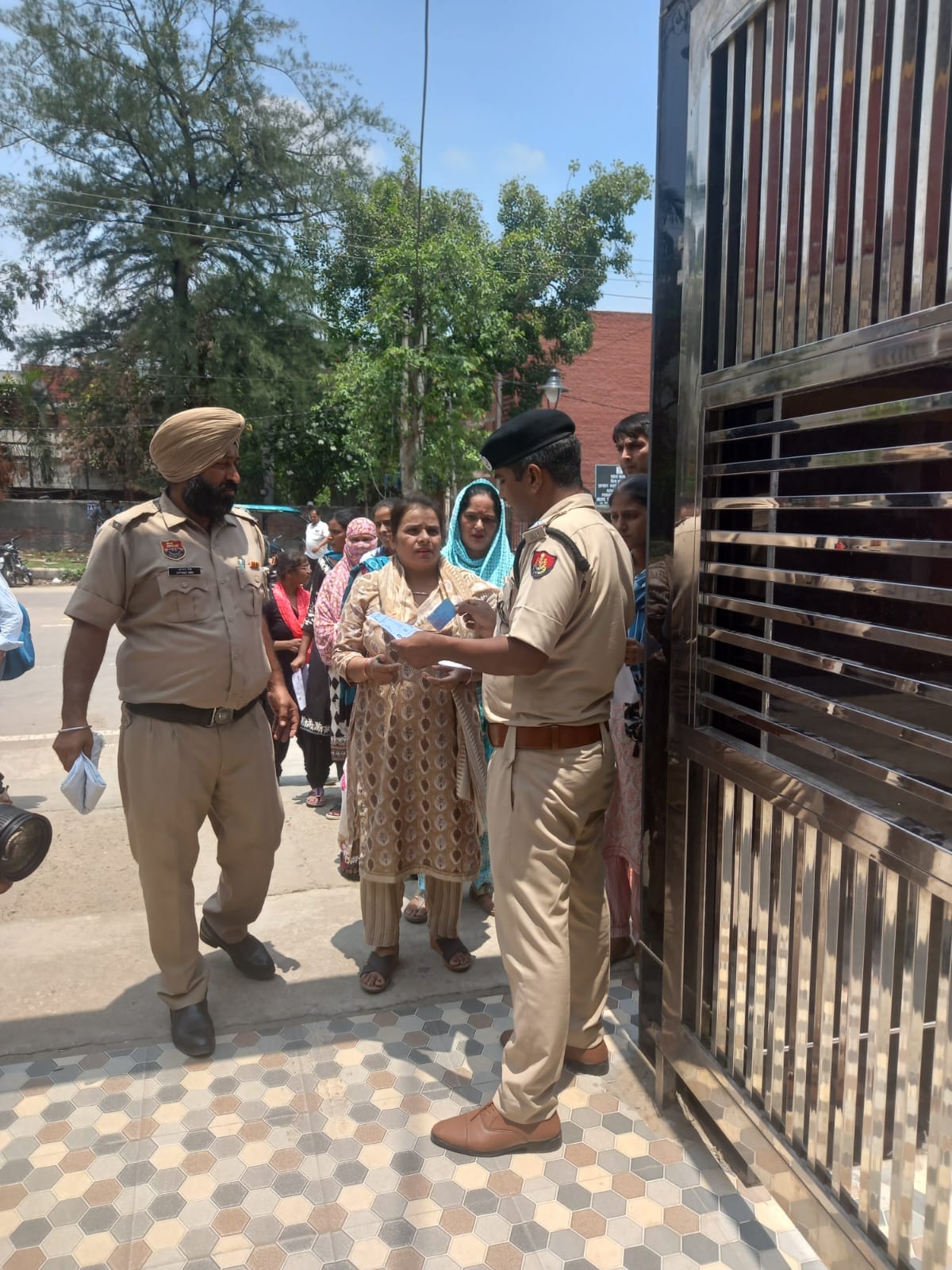 अंबाला छावनी के फारुखा खालसा स्कूल में बनाए गए परीक्षा केंद्र से बाहर निकलते परीक्षार्थी। संवाद अंबाला छावनी के फारुखा खालसा स्कूल में बनाए गए परीक्षा केंद्र से बाहर निकलते परीक्षार्थी। संवाद