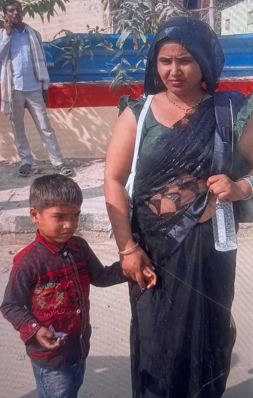 अहम की मौत बिलखती मां पूनम व अहम के साथ पूनम की तस्वीर।