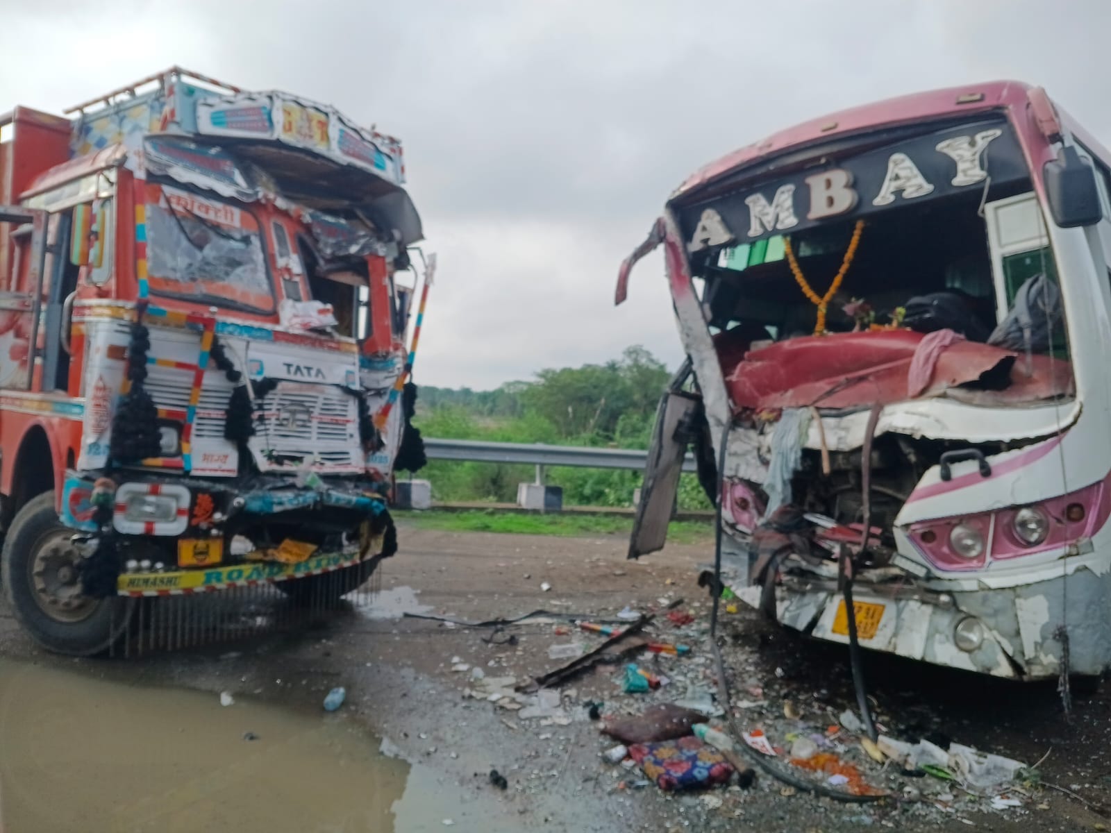 अस्पताल में इलाजरत घायल अस्पताल में इलाजरत घायल