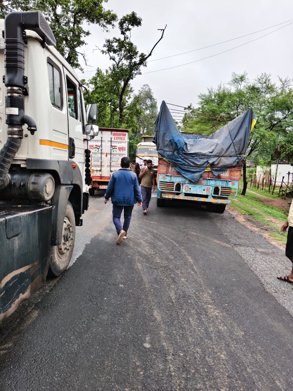 बीच सड़क पर ट्रेलर ब्रेक डाउन लगा जाम।।