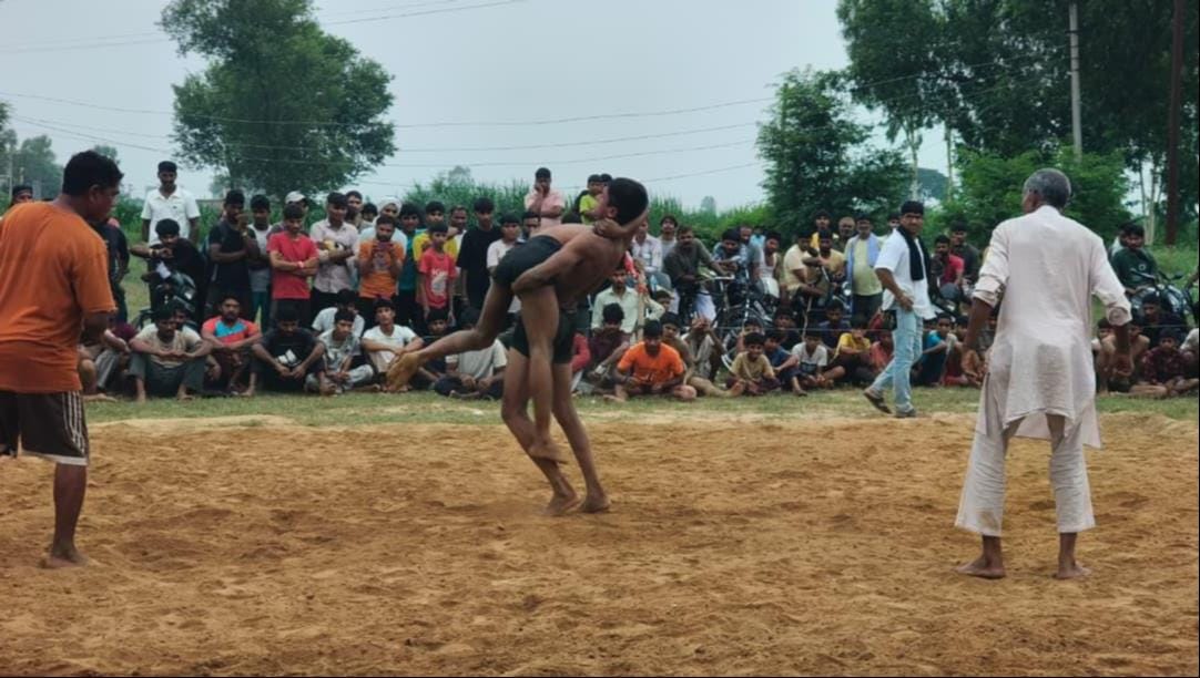 बिडौली क्षेत्र की सिंगरा बावरिया कॉलोनी में आयोजित दंगल में दम दिखाते पहलवान। आयोजक बिडौली क्षेत्र की सिंगरा बावरिया कॉलोनी में आयोजित दंगल में दम दिखाते पहलवान। आयोजक