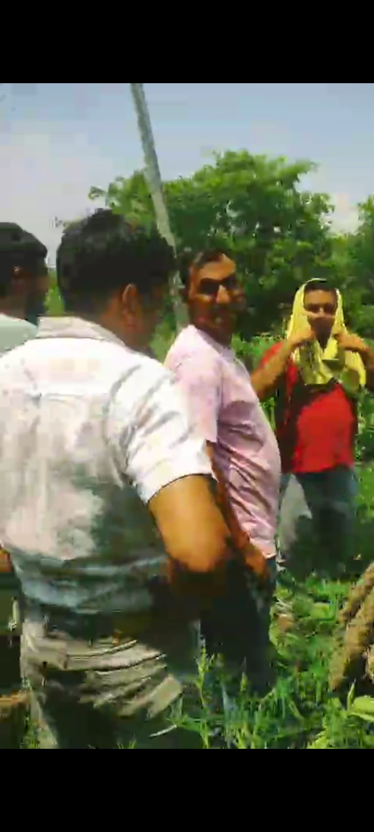 बहसूमा। अकबरपुर सादात में 30 घंटे बाद बहाल हुई बिजली, ग्रामीणों के हंगामे के बाद जागा विभाग बहसूमा। अकबरपुर सादात में 30 घंटे बाद बहाल हुई बिजली, ग्रामीणों के हंगामे के बाद जागा विभाग