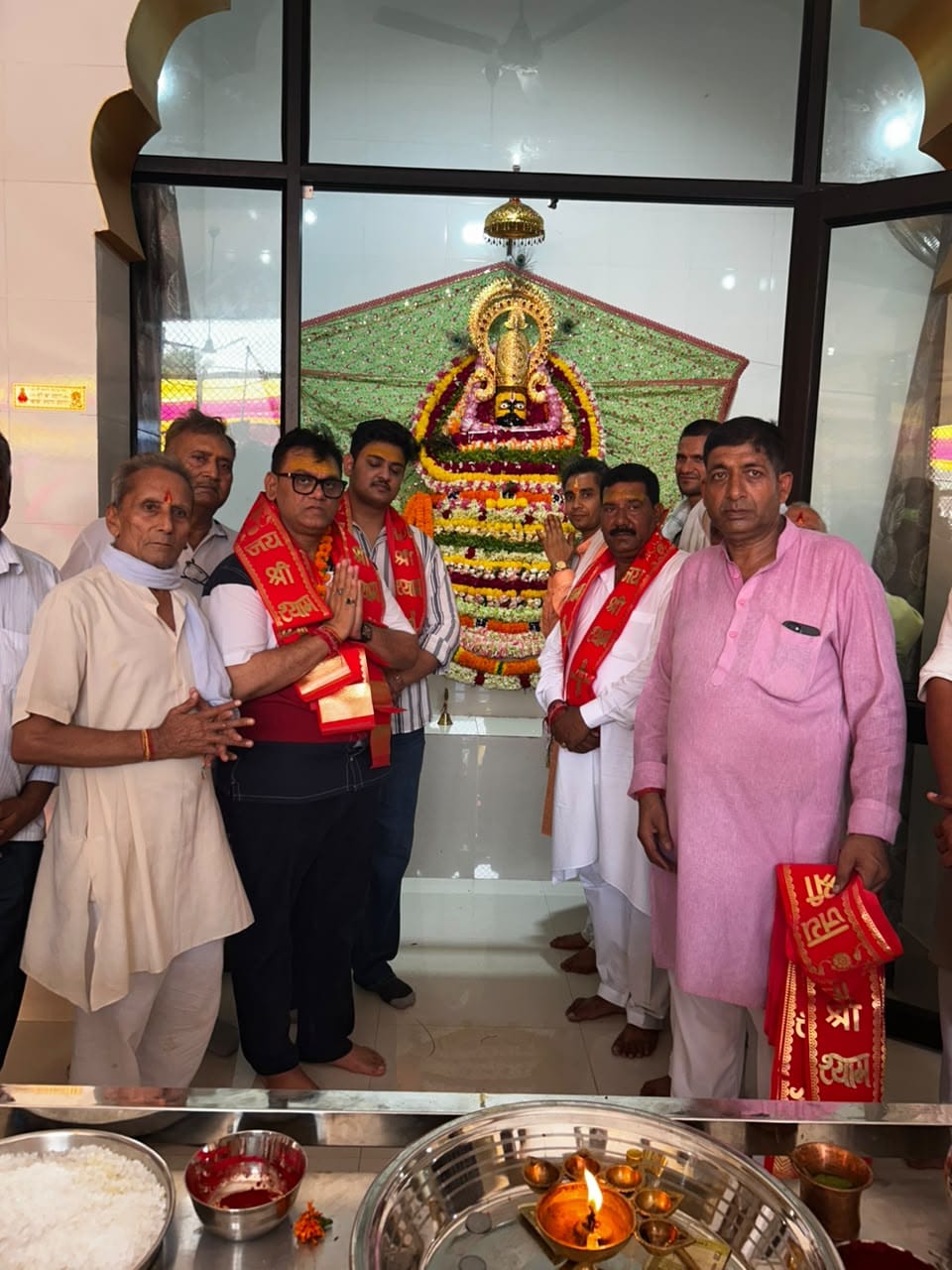 बहसूमा। शिव दुर्गा मंदिर परिसर में खाटू श्याम बाबा की प्राण प्रतिष्ठा के हवन करते हुए श्रद्धालु बहसूमा। शिव दुर्गा मंदिर परिसर में खाटू श्याम बाबा की प्राण प्रतिष्ठा के हवन करते हुए श्रद्धालु