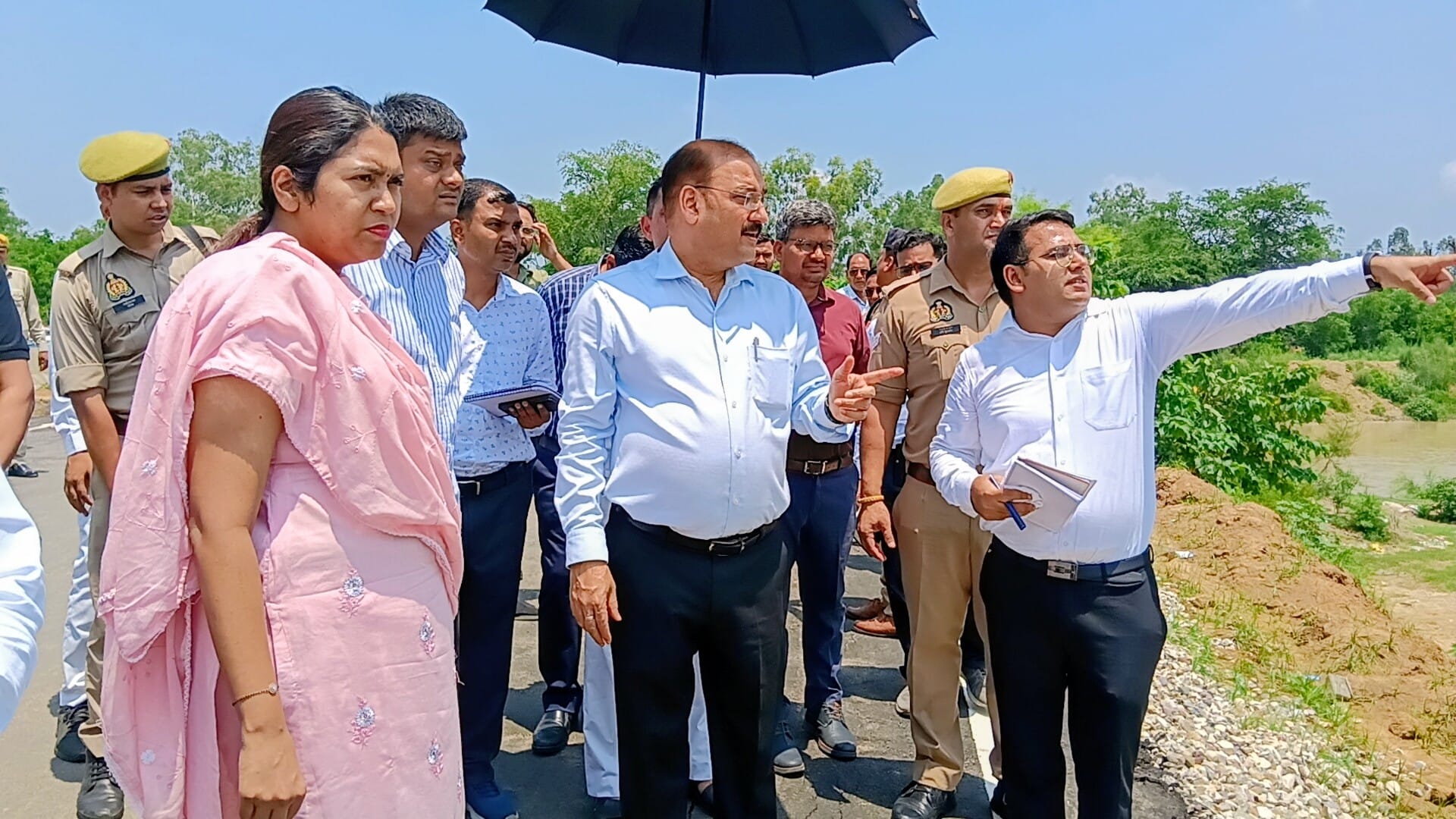 बनाई गई घुमावदार सडक, जिस पर डीएम ने नाराजगी व्यक्त की। (मवाना) बनाई गई घुमावदार सडक, जिस पर डीएम ने नाराजगी व्यक्त की। (मवाना)
