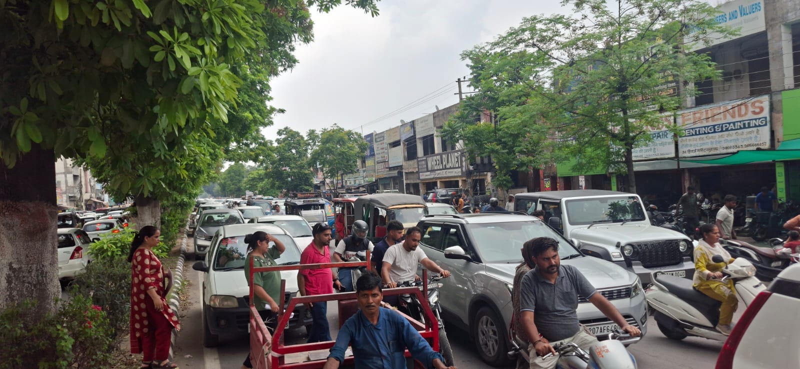 बारिश के बीच परीक्षा केंद्र पर पहुंचे अभ्यर्थी। संवाद