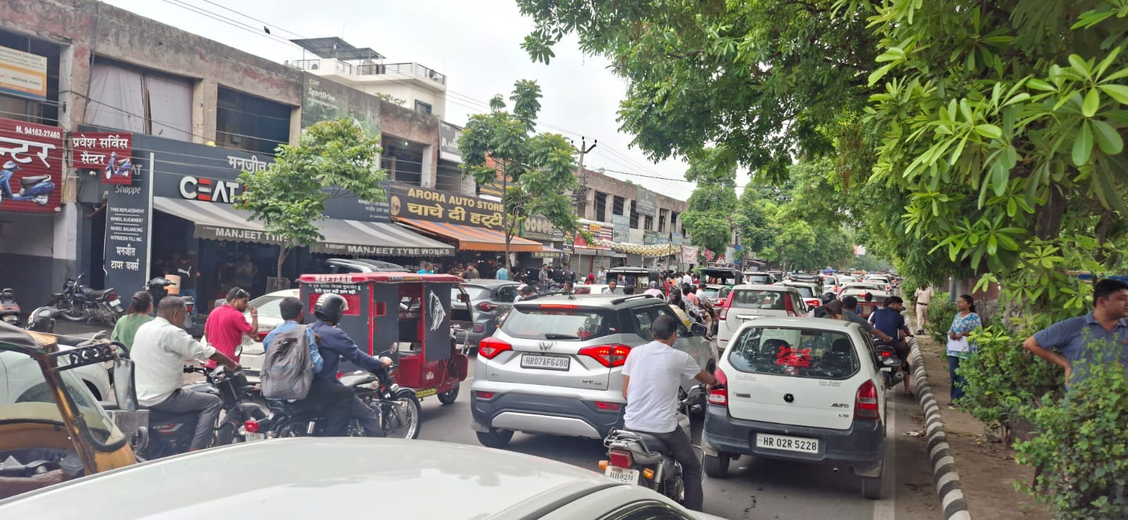 बारिश के बीच परीक्षा केंद्र पर पहुंचे अभ्यर्थी। संवाद