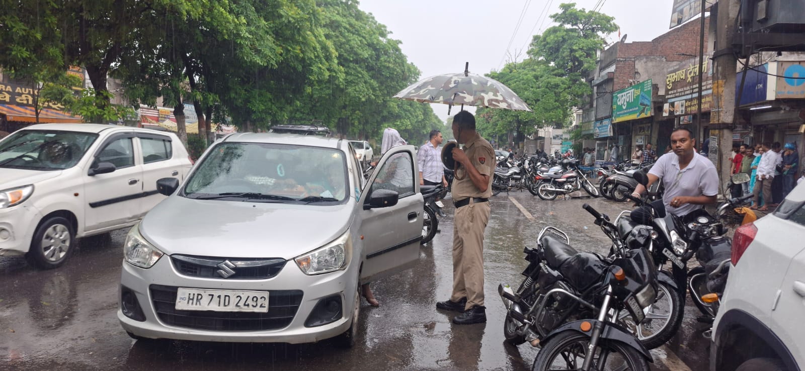 बारिश के बीच परीक्षा केंद्र पर पहुंचे अभ्यर्थी। संवाद