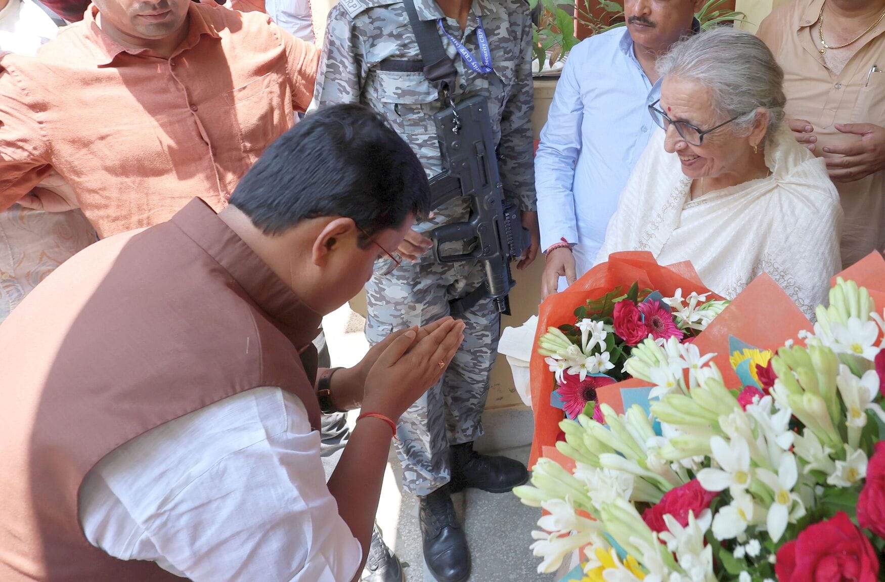 डॉ. विद्या बिंदु सिंह के आवास पर पहुंचे नितिन नवीन।