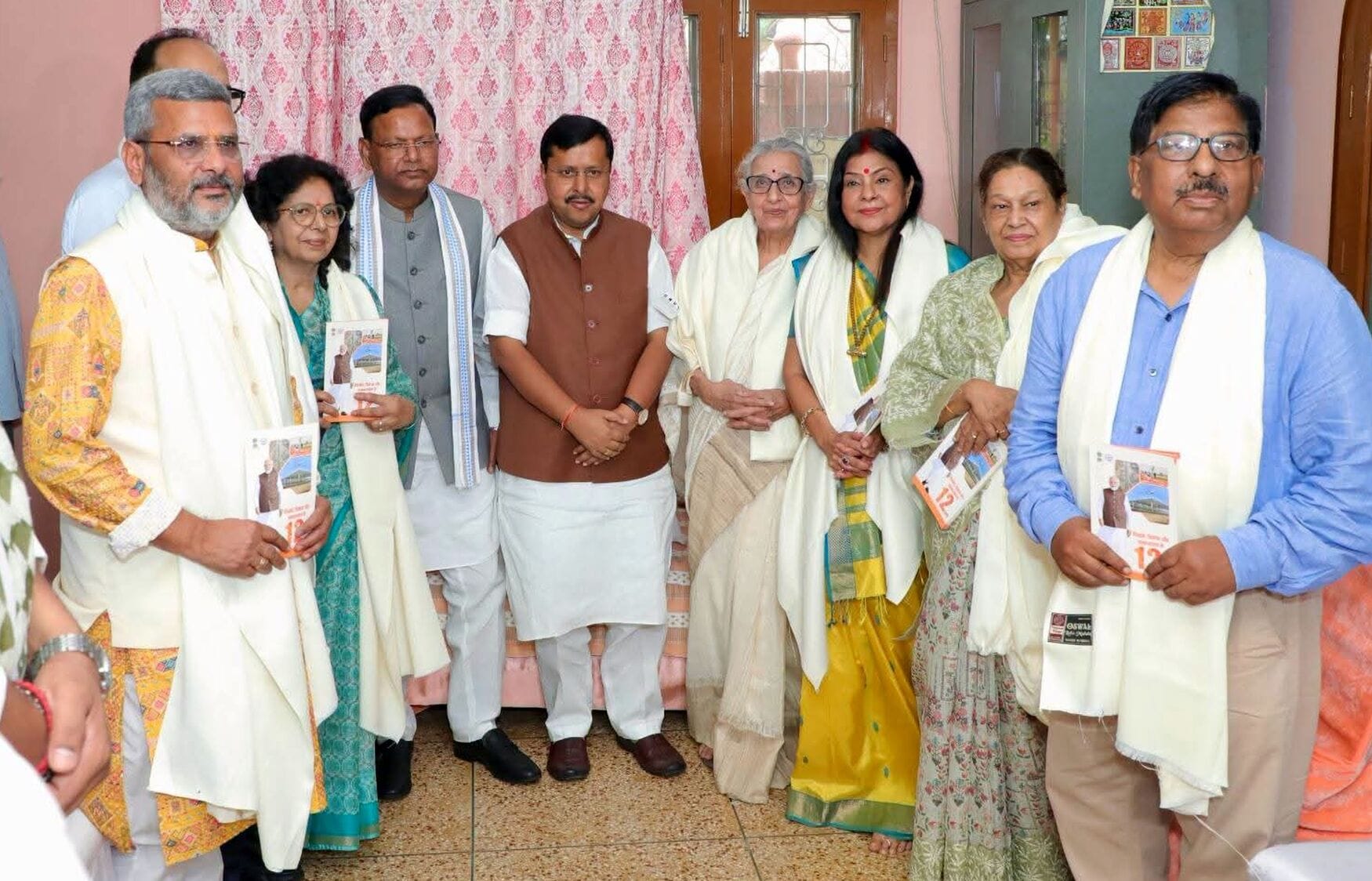 डॉ. विद्या बिंदु सिंह के आवास पर पहुंचे नितिन नवीन।