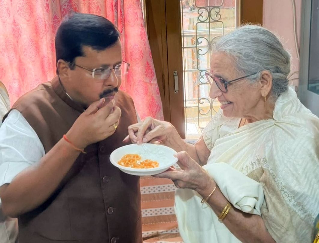 डॉ. विद्या बिंदु सिंह के आवास पर पहुंचे नितिन नवीन।