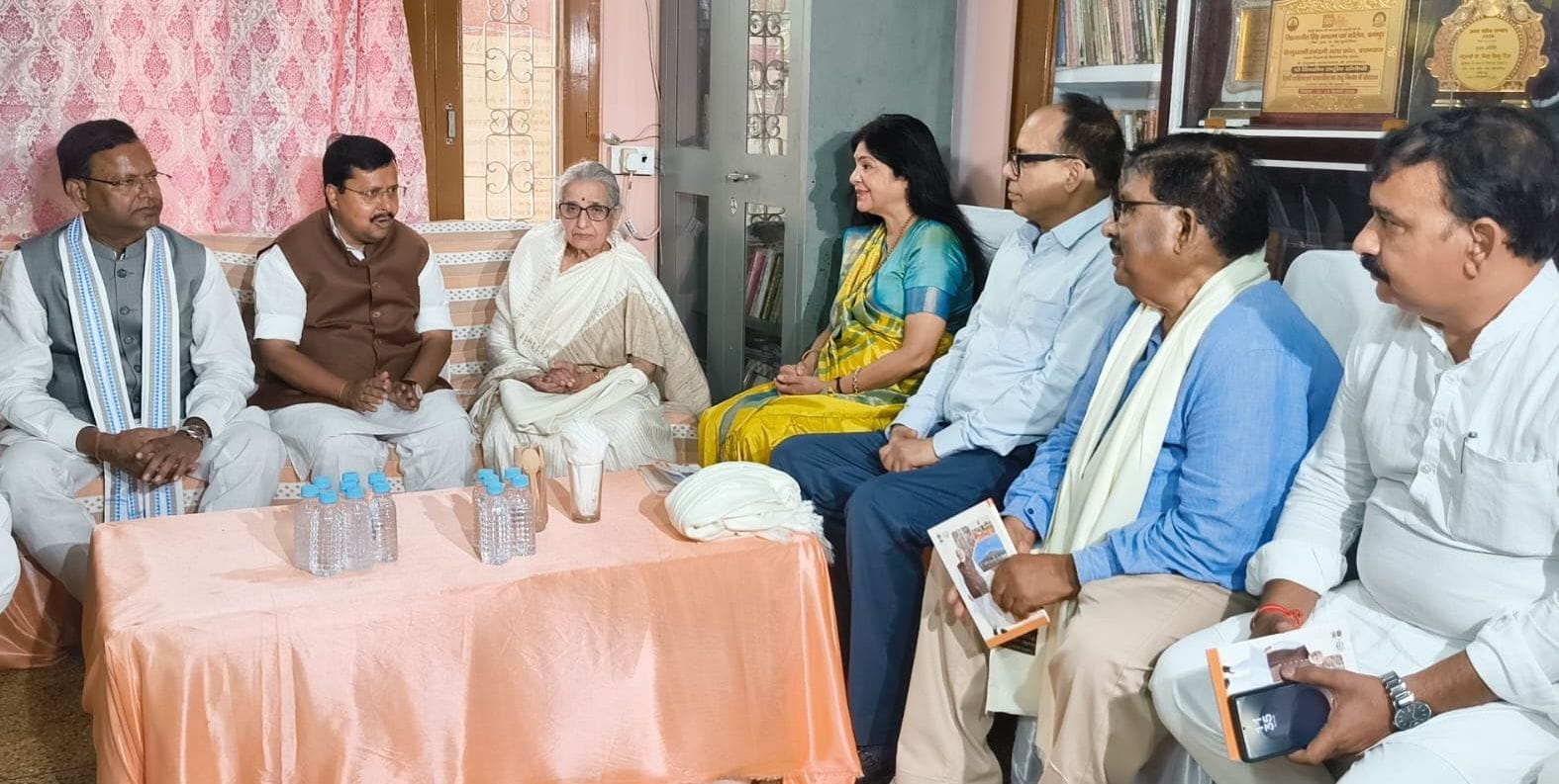 डॉ. विद्या बिंदु सिंह के आवास पर पहुंचे नितिन नवीन।