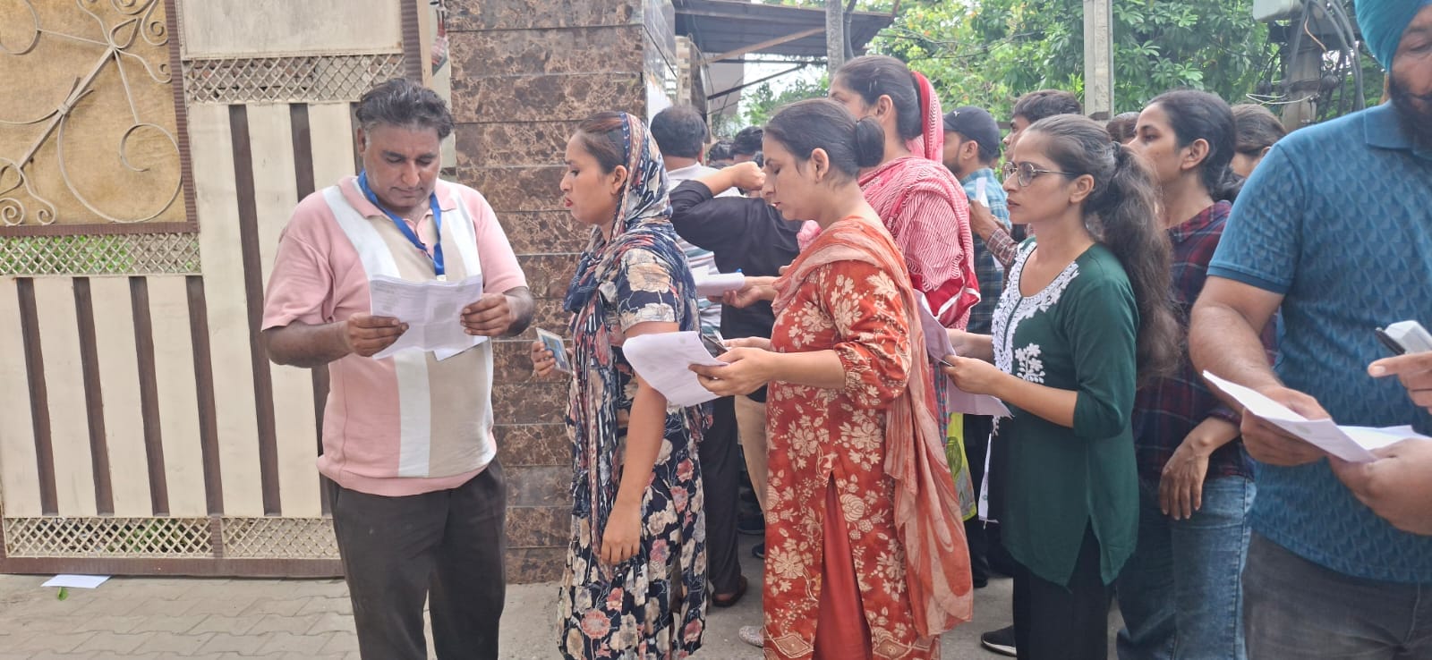 डीएवी गर्ल्स कॉलेज केंद्र पर सीटिंग प्लान देखते अभ्यर्थी। संवाद