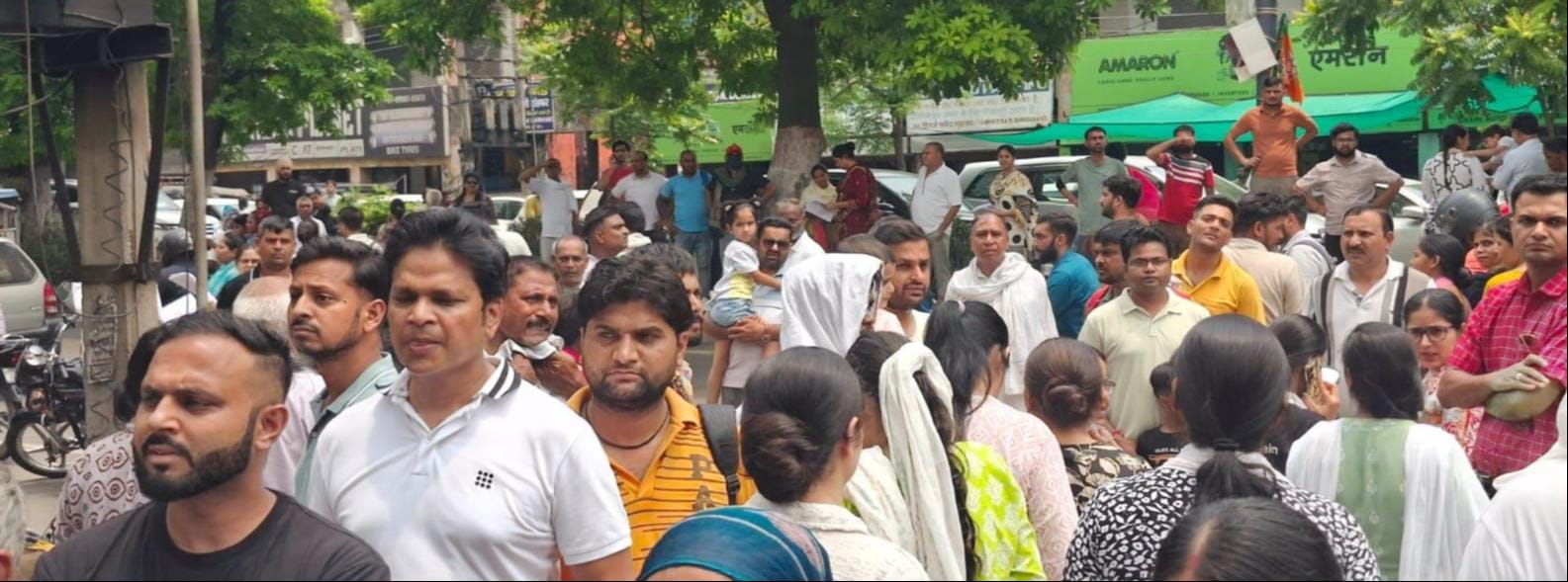 डीएवी गर्ल्स कॉलेज केंद्र पर सीटिंग प्लान देखते अभ्यर्थी। संवाद
