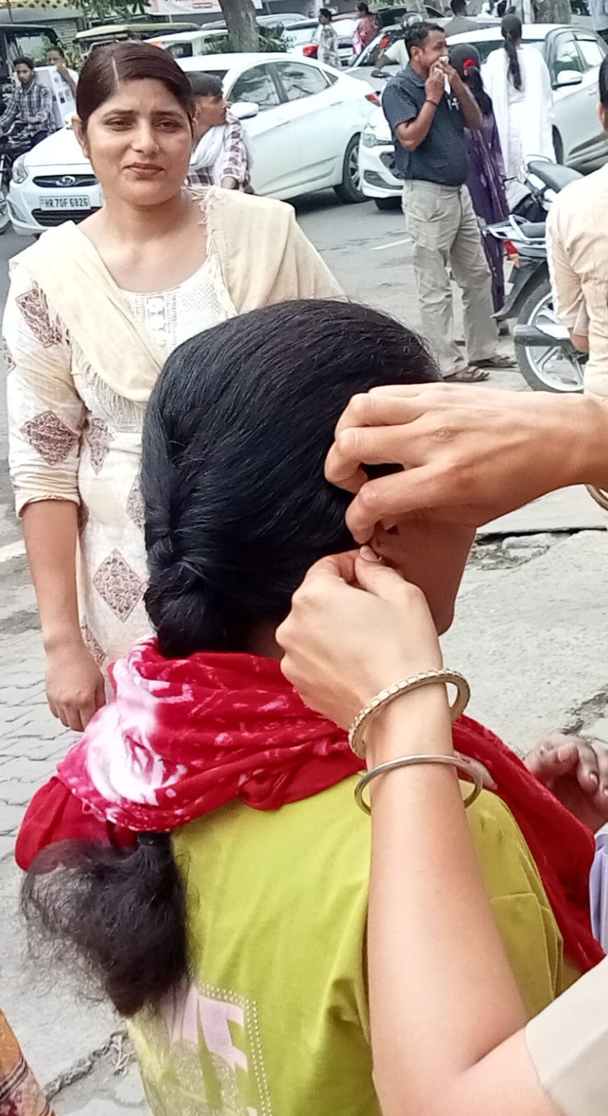 डीएवी गर्ल्स कॉलेज केंद्र पर सीटिंग प्लान देखते अभ्यर्थी। संवाद