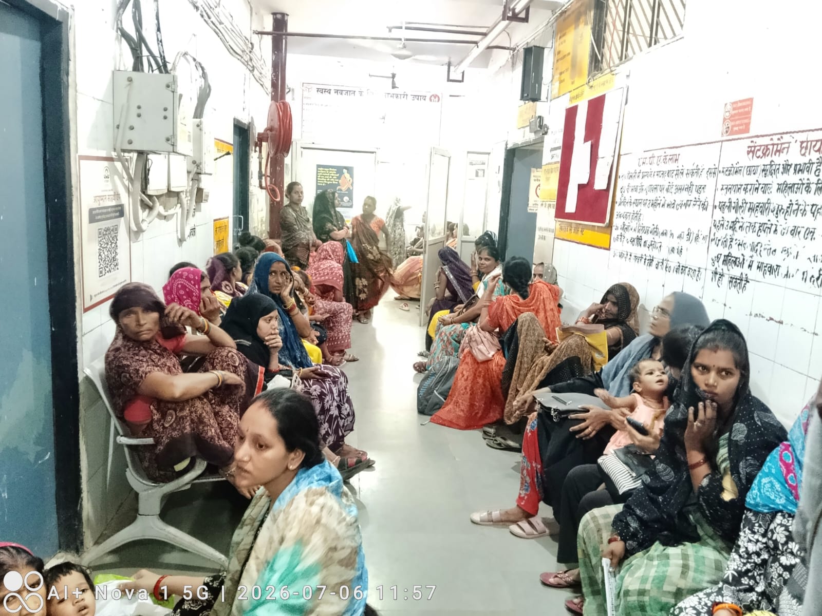 फोटो 06 एचएएमपी 05- जिला महिला अस्पताल की ओपीडी में मोबाइल जलाकर मरीज देखते चिकित्सक। संवाद फोटो 06 एचएएमपी 05- जिला महिला अस्पताल की ओपीडी में मोबाइल जलाकर मरीज देखते चिकित्सक। संवाद