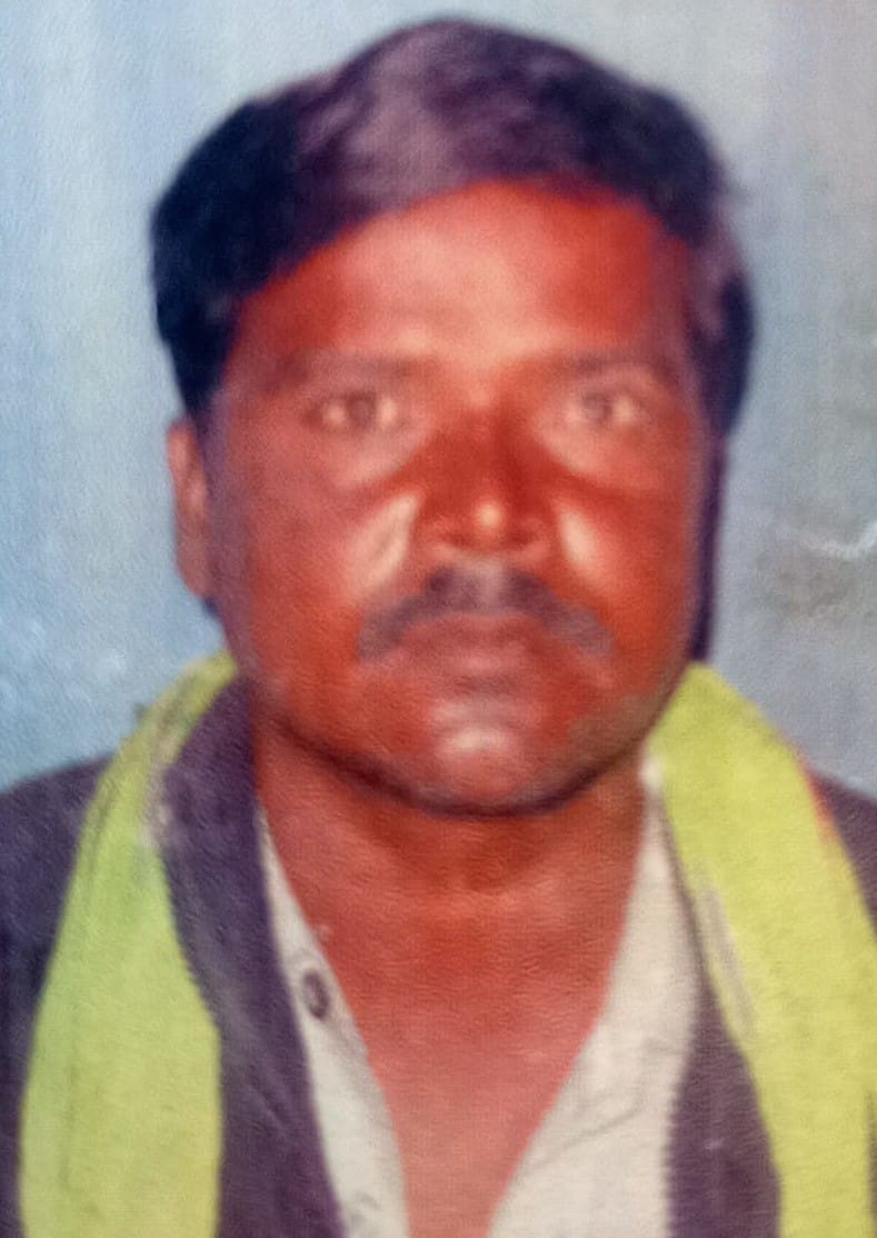 फोटो-1-मृतक के घर पर जांच करती पुलिस। संवाद फोटो-1-मृतक के घर पर जांच करती पुलिस। संवाद