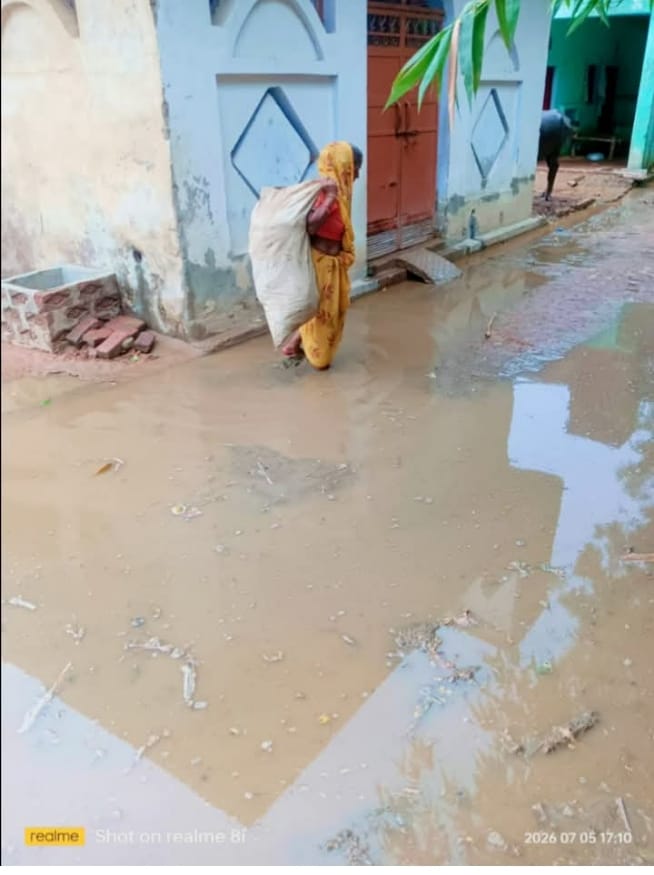 फोटो -16- दिबियापुर रोड पर भरे पानी से गुजरते वाहन। संवाद फोटो -16- दिबियापुर रोड पर भरे पानी से गुजरते वाहन। संवाद