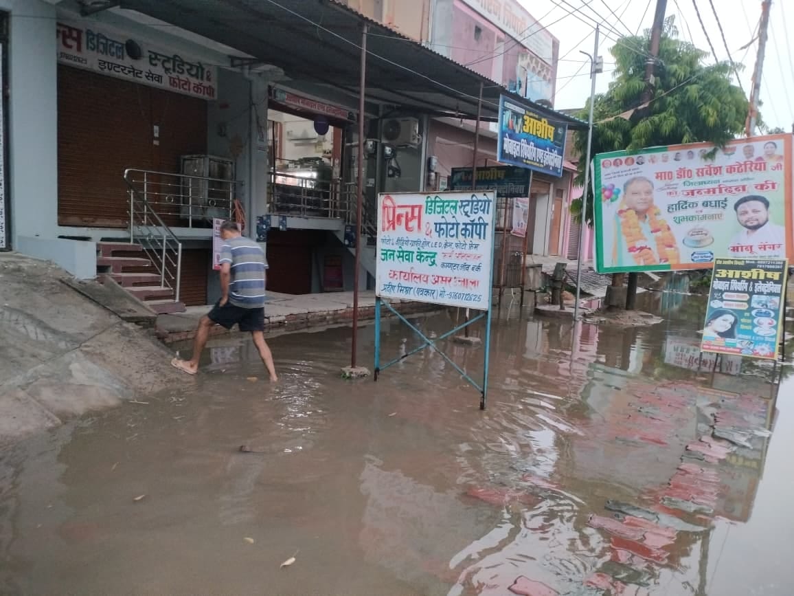 फोटो -16- दिबियापुर रोड पर भरे पानी से गुजरते वाहन। संवाद फोटो -16- दिबियापुर रोड पर भरे पानी से गुजरते वाहन। संवाद