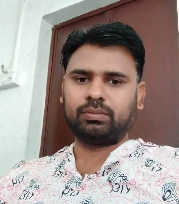 फोटो -3- तालाब ओवर फ्लो होने से गली में भरे गंदे पानी के बीच से निकलते बच्चे। स्रोत:सभासद फोटो -3- तालाब ओवर फ्लो होने से गली में भरे गंदे पानी के बीच से निकलते बच्चे। स्रोत:सभासद