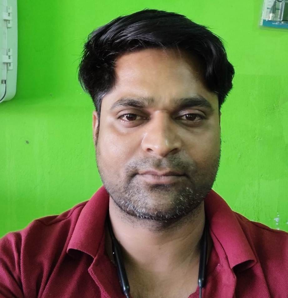 फोटो -3- तालाब ओवर फ्लो होने से गली में भरे गंदे पानी के बीच से निकलते बच्चे। स्रोत:सभासद फोटो -3- तालाब ओवर फ्लो होने से गली में भरे गंदे पानी के बीच से निकलते बच्चे। स्रोत:सभासद