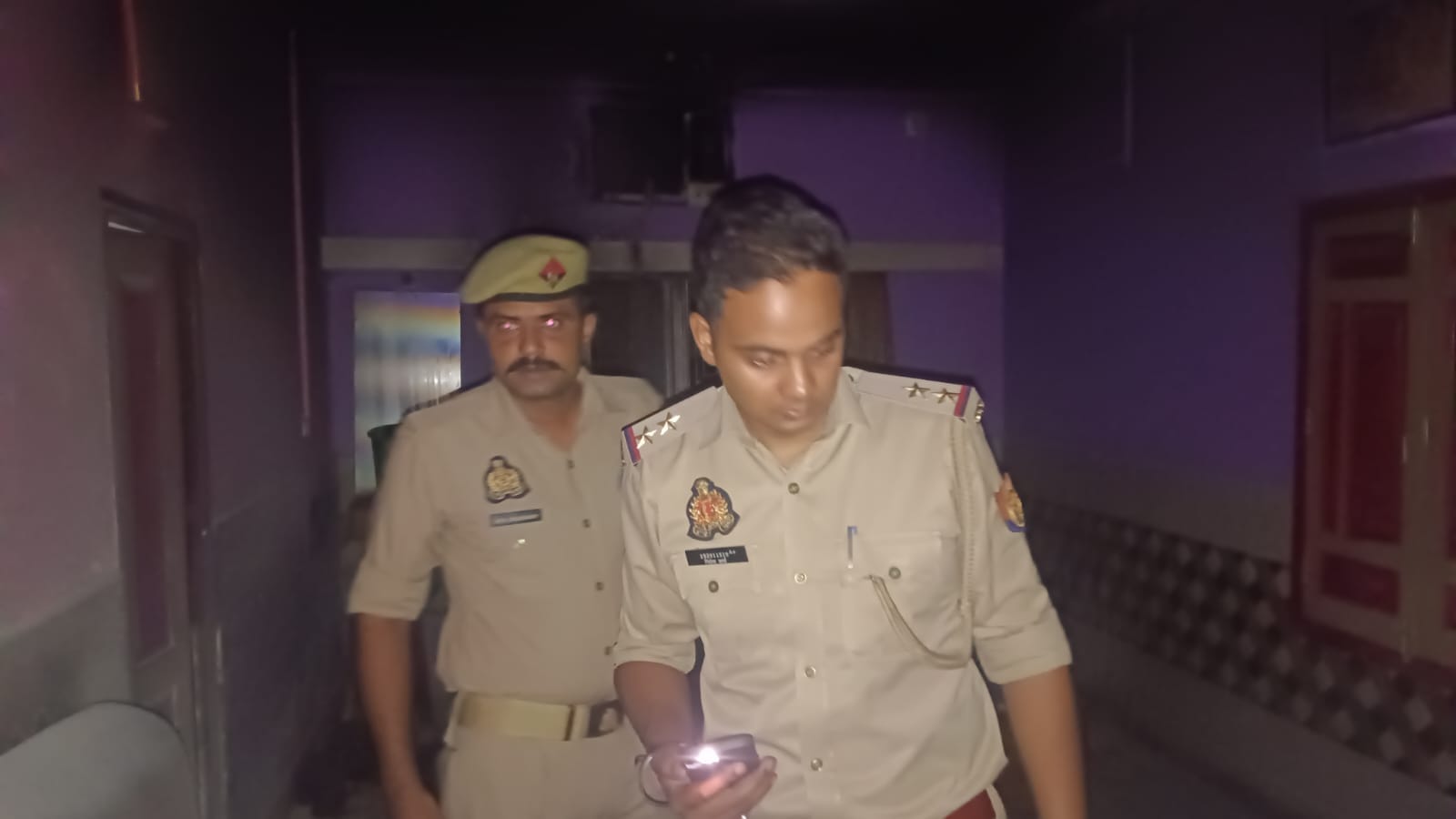 फोटो 35 - कासगंज के हरिकमल पैलेस में आग लगने के बाद निकलता धुआं एवं मौजूद फायर बिग्रेड कर्मी । फोटो 35 - कासगंज के हरिकमल पैलेस में आग लगने के बाद निकलता धुआं एवं मौजूद फायर बिग्रेड कर्मी ।