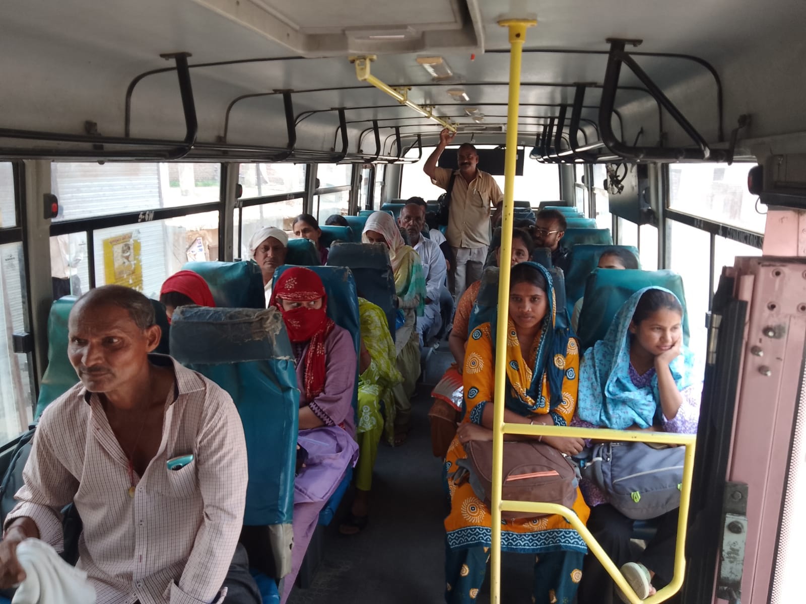 फोटो नंबर- 11तेज धूप में बंद दुकानों के बाहर परीक्षार्थियों का इंतजार करते अभिभावक। संवाद