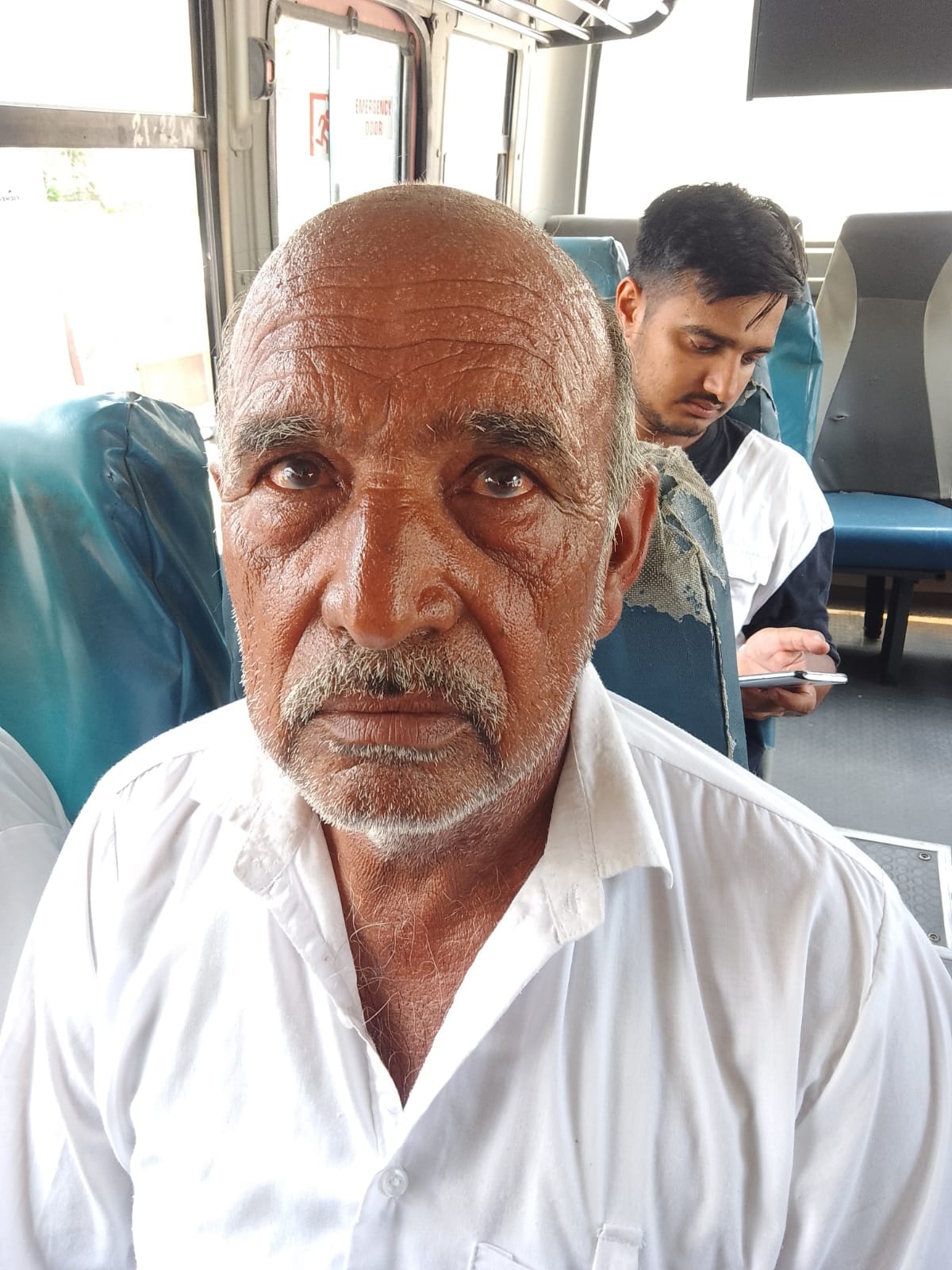 फोटो नंबर- 11तेज धूप में बंद दुकानों के बाहर परीक्षार्थियों का इंतजार करते अभिभावक। संवाद