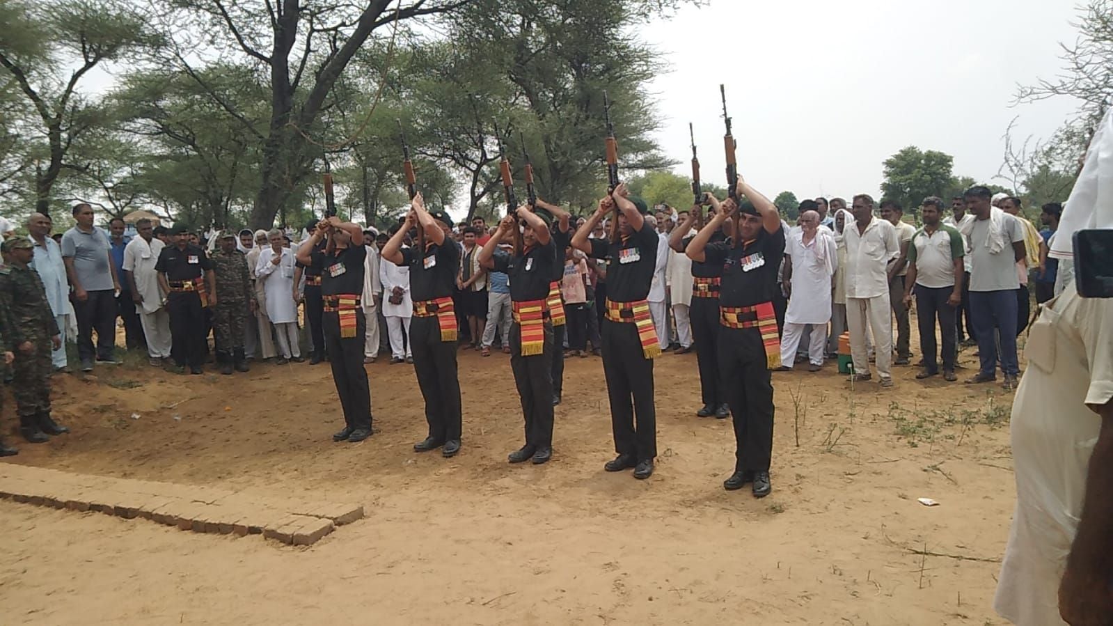 फोटो संख्या:71- सोहड़ी में शहीद शंकर सिंह शेखावत के पार्थिव शरीर पर पुष्प अर्पित कर अंतिम सलाम