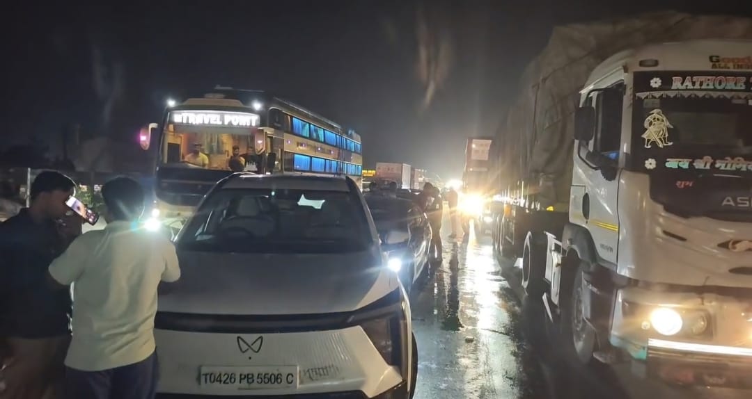 फोटो :: सोनीपत में एनएच-44 पर कुराड़ से आगे हाईवे पर भरा पानी। संवाद