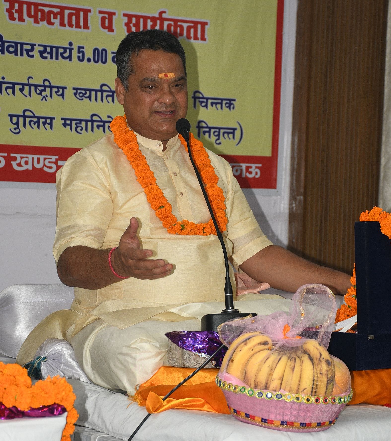 गोमती नगर स्थित महामना मालवीय विद्या मंदिर में श्रीमद् भागवत समिति की ओर से श्रीमद् भागवत व्याख