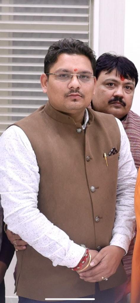 जलेसर में एक फैक्ट्री का भ्रमण कर मेटल के आइटम देखते अमेरिकी व्यापारी। संवाद जलेसर में एक फैक्ट्री का भ्रमण कर मेटल के आइटम देखते अमेरिकी व्यापारी। संवाद