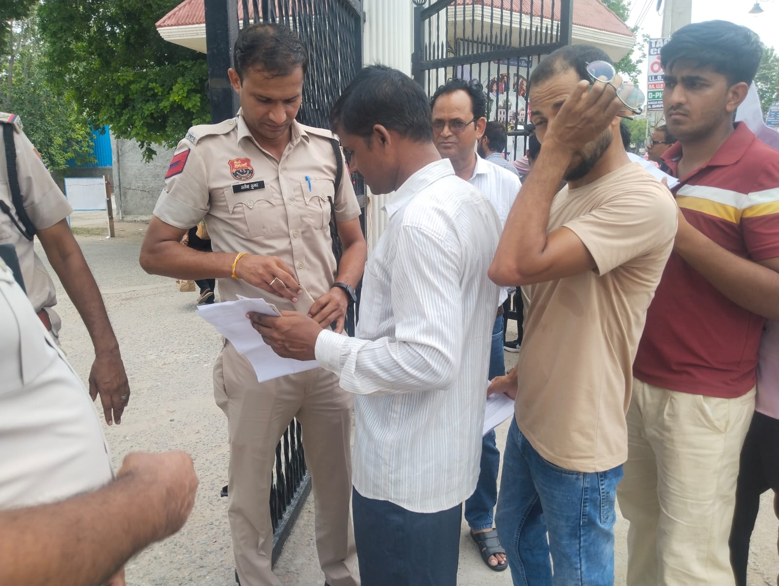केएलपी कॉलेज परीक्षा केंद्र में परीक्षा देने के लिए प्रवेश करते परीक्षार्थी। संवाद केएलपी कॉलेज परीक्षा केंद्र में परीक्षा देने के लिए प्रवेश करते परीक्षार्थी। संवाद