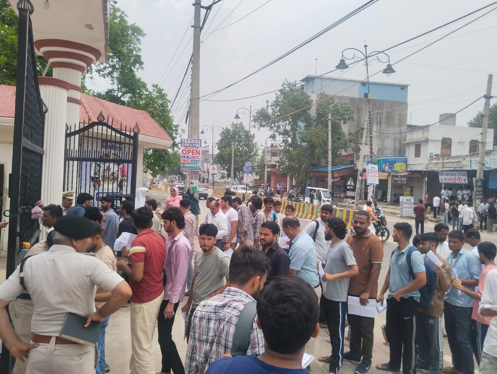 केएलपी कॉलेज परीक्षा केंद्र में परीक्षा देने के लिए प्रवेश करते परीक्षार्थी। संवाद केएलपी कॉलेज परीक्षा केंद्र में परीक्षा देने के लिए प्रवेश करते परीक्षार्थी। संवाद