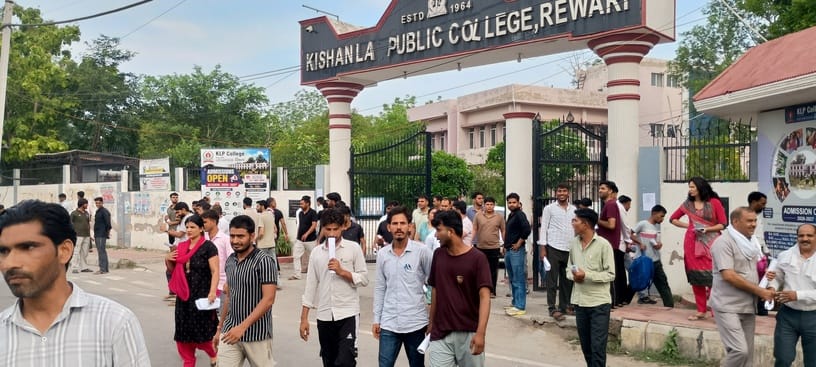केएलपी कॉलेज परीक्षा केंद्र में परीक्षा देने के लिए प्रवेश करते परीक्षार्थी। संवाद केएलपी कॉलेज परीक्षा केंद्र में परीक्षा देने के लिए प्रवेश करते परीक्षार्थी। संवाद