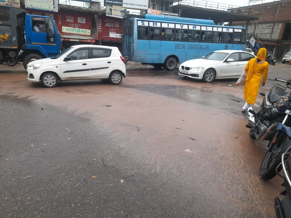 कांगड़ा के बगली रोड पर सड़क पर बहता पानी।-संवाद कांगड़ा के बगली रोड पर सड़क पर बहता पानी।-संवाद