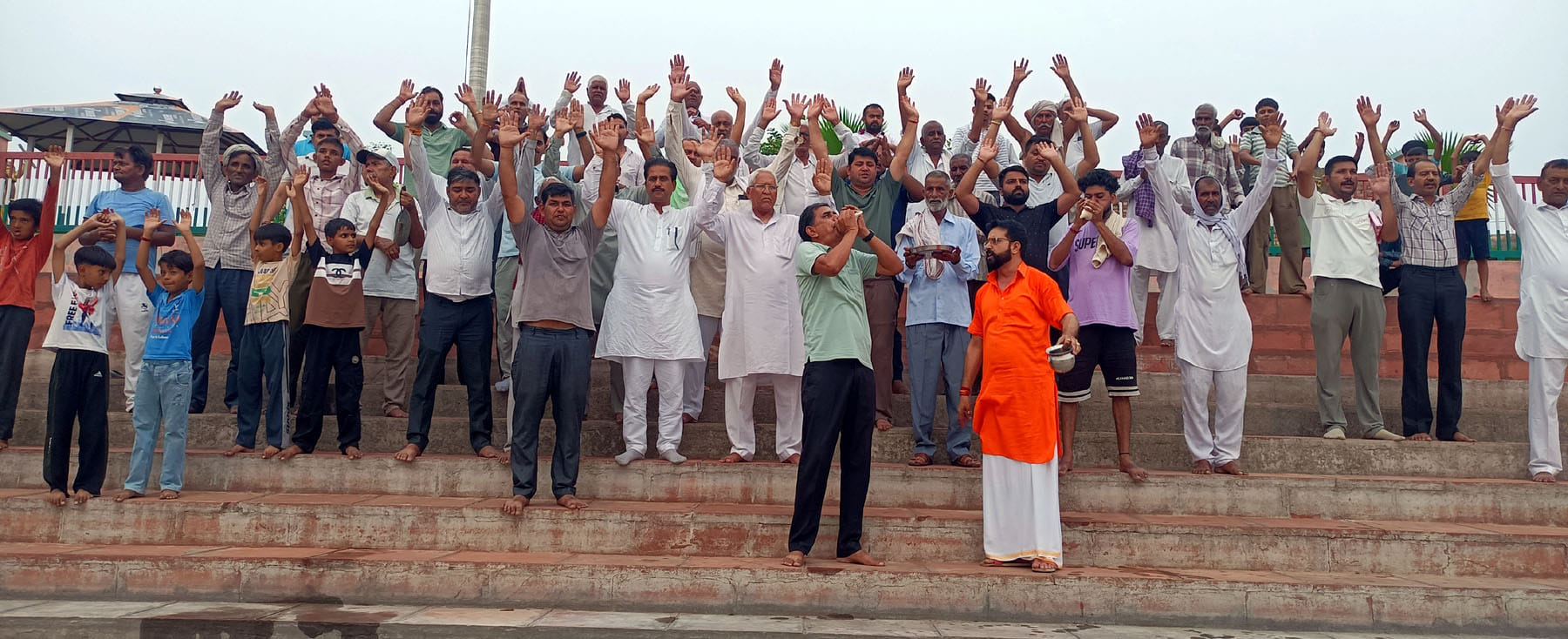 कलायत स्थित प्राचीन कपिल मुनि तीर्थ पर संध्या आरती में उमड़ी श्रद्धालुओं की भीड़