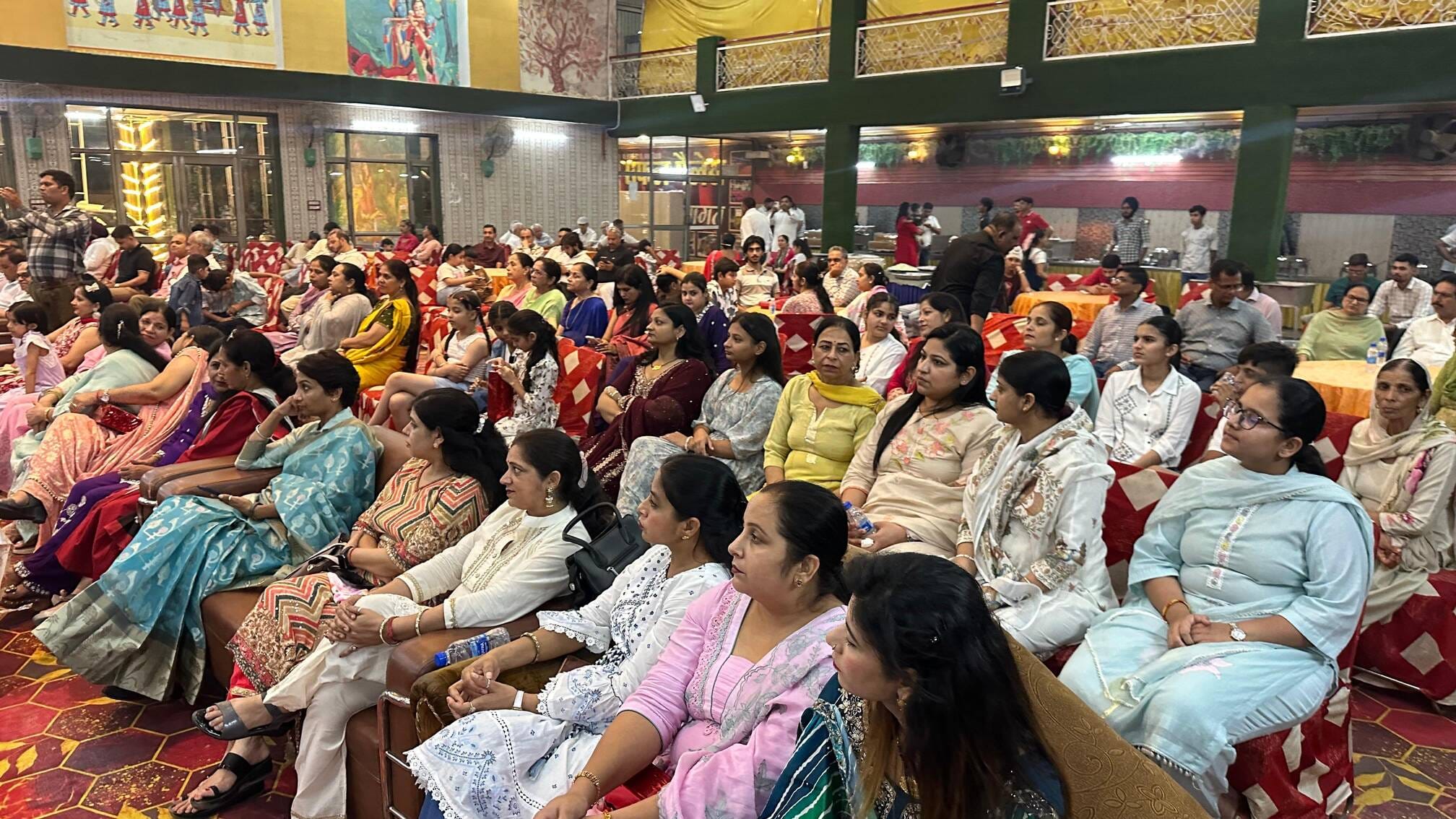 कार्यक्रम में मुख्यातिथि को सम्मानित करते सदस्य। संस्था