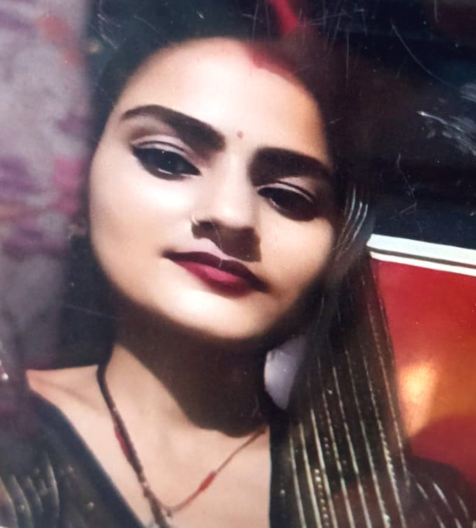 खुर्जा जंक्शन की शिव कॉलोनी में महिला द्वारा खुद को आग लगाने के बाद घर के बाहर मौजूद लोग। संवाद खुर्जा जंक्शन की शिव कॉलोनी में महिला द्वारा खुद को आग लगाने के बाद घर के बाहर मौजूद लोग। संवाद