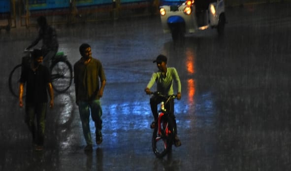 लखनऊ में दिन में रही गर्मी, शाम को हुई जोरदार बारिश।