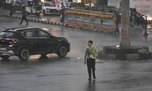 लखनऊ में दिन में रही गर्मी, शाम को हुई जोरदार बारिश।