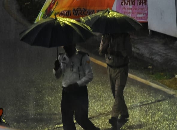 लखनऊ में दिन में रही गर्मी, शाम को हुई जोरदार बारिश।