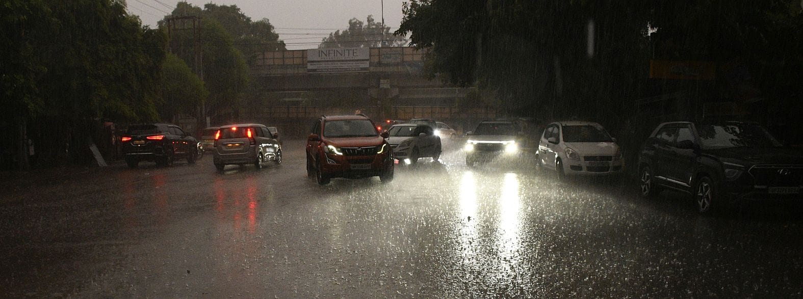 लखनऊ में दिन में रही गर्मी, शाम को हुई जोरदार बारिश।