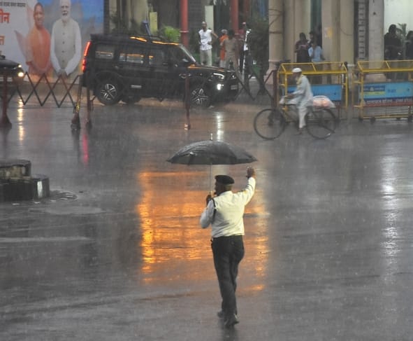 लखनऊ में दिन में रही गर्मी, शाम को हुई जोरदार बारिश।