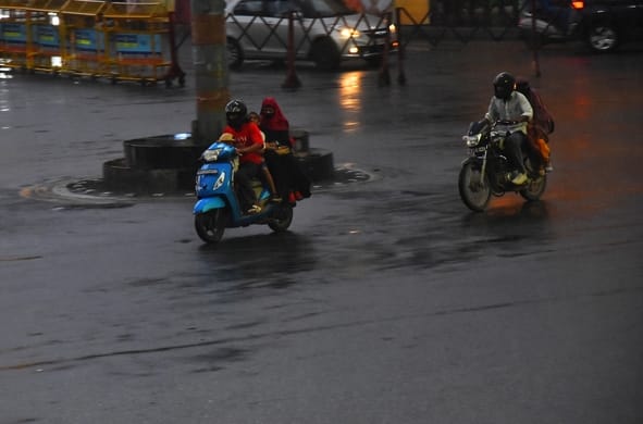 लखनऊ में दिन में रही गर्मी, शाम को हुई जोरदार बारिश।