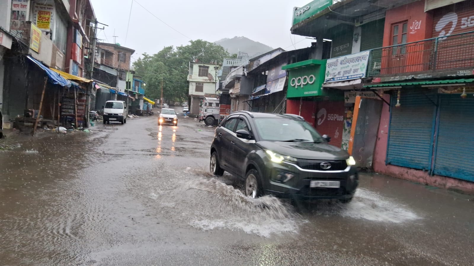 मंडी पठानकोट हाइवे पर हराबाग में पलटी जीप। स्त्रोत- जागरूक पाठक
