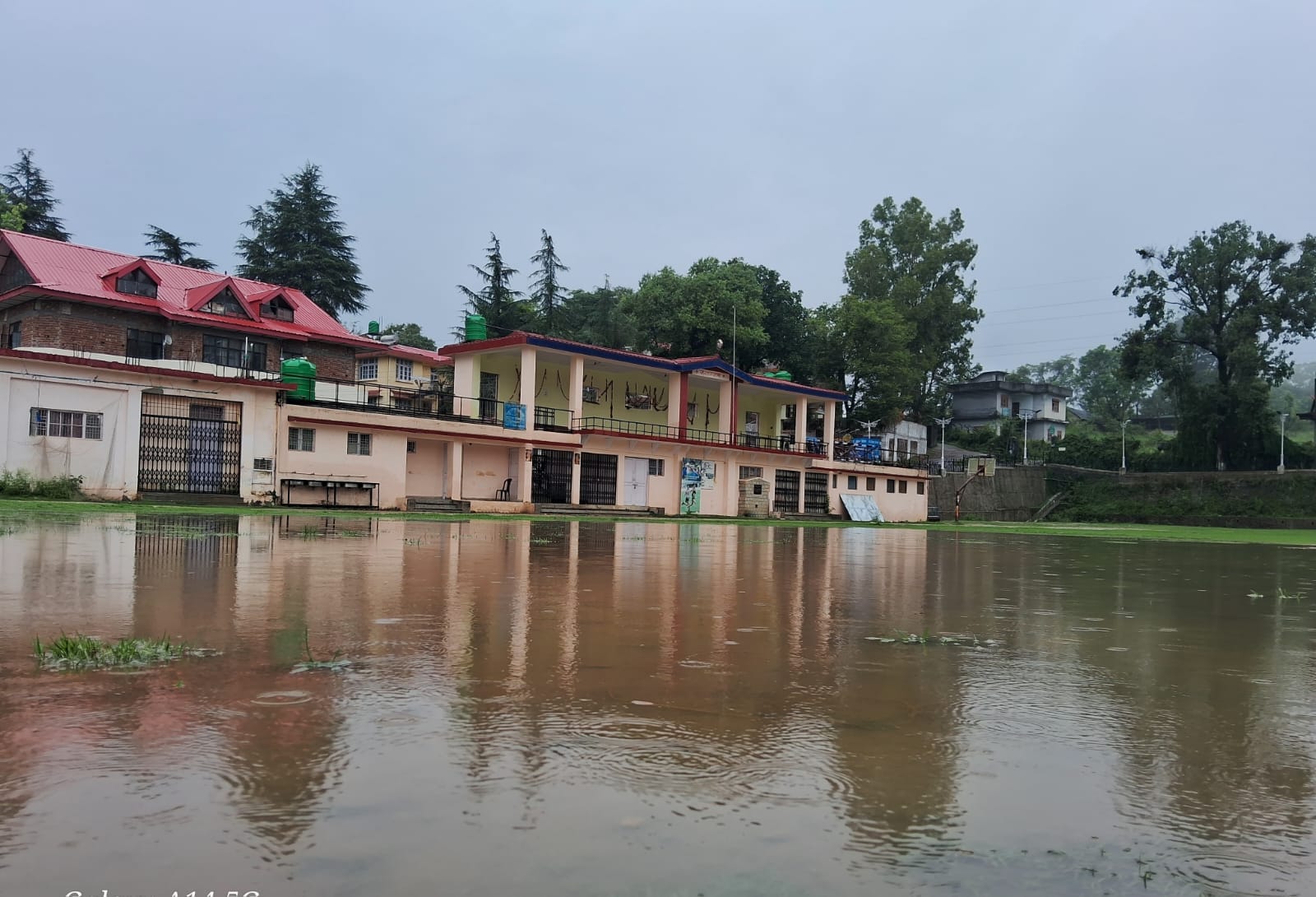 मंडी पठानकोट हाइवे पर हराबाग में पलटी जीप। स्त्रोत- जागरूक पाठक